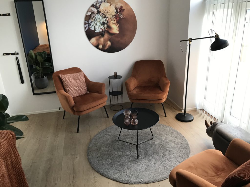 Roligt klinikrum hos Omtanke – Terapi & Hypnose i Frederikssund med to stole og en afslappet atmosfære